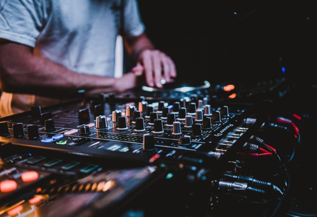 Table de mixage DJ pas cher : controleurs DJ et mixers pour débutants -  Guide de l'animation et du spectacle vivant